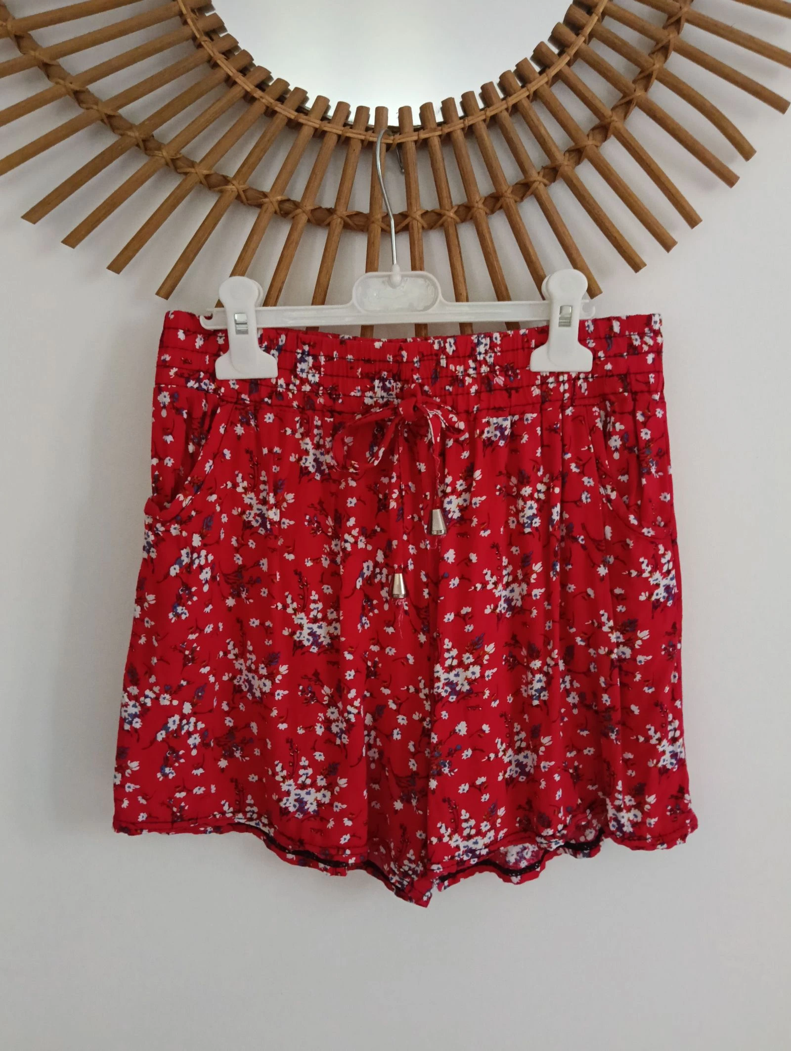 Short rouge fleuri